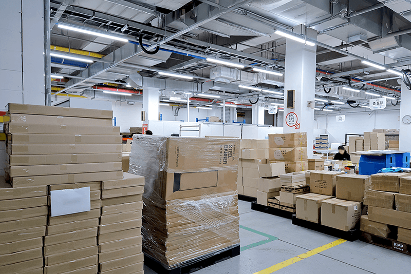 5_센터네트워크_11_킨코스 물류 창고 내부 전경, 전국 각지 배송을 위해 출고 대기 중인 포장 박스들이 정리된 모습