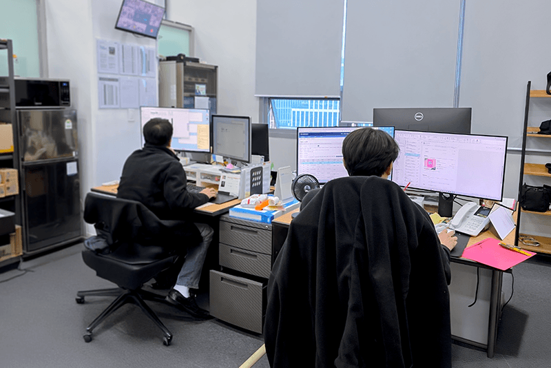 4_인력지원_19_킨코스 전담 영업대표가 고객의 의견과 피드백을 PC 화면으로 확인하고 있는 장면